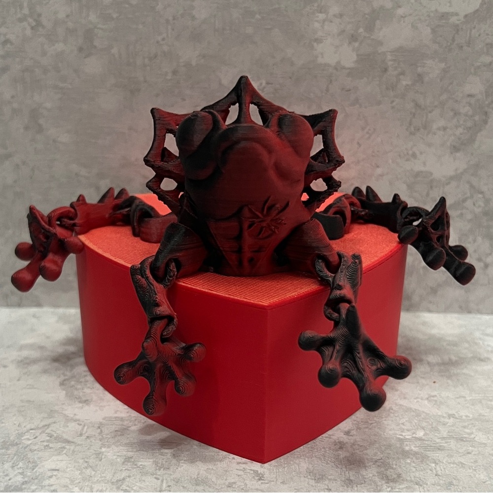 3D Printed Flexi Spider-Man Frog With 3D Printed Heart Box